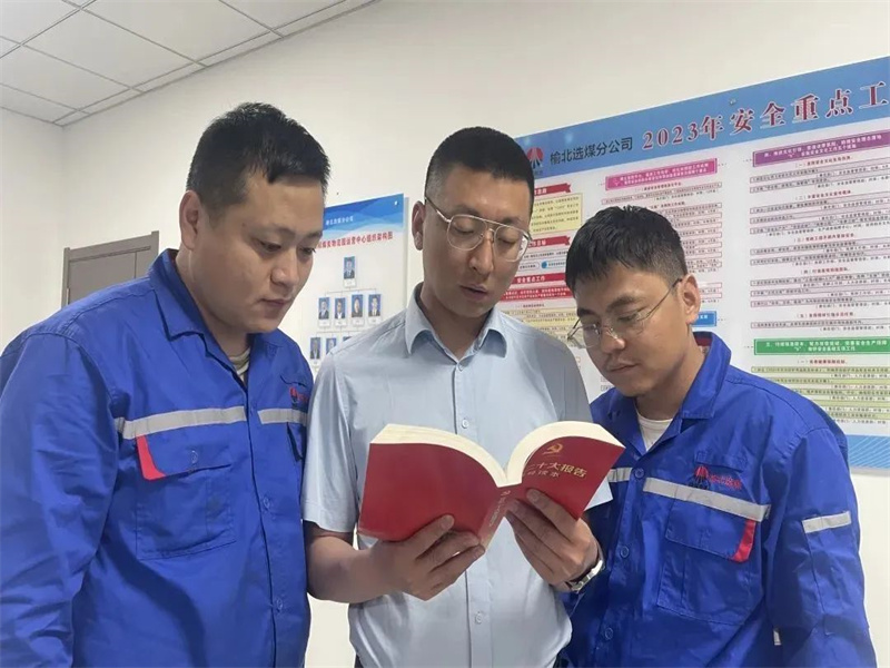 陕煤集团榆北选煤分公司：“主题教育”到身边 基层宣讲“接地气”.jpg