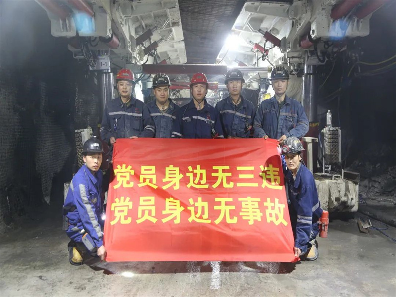 中能袁大滩煤矿：班组青春彩绘板 画出五彩斑斓的“黑”.jpg